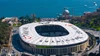 Luftaufnahme des modernen Beşiktaş-Stadions direkt am Ufer des tiefblauen Bosporus, unweit von historischen Gebäuden in Istanbul.